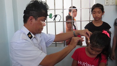 Kiểm tra tai cho trẻ ở đảo Bình Ba.