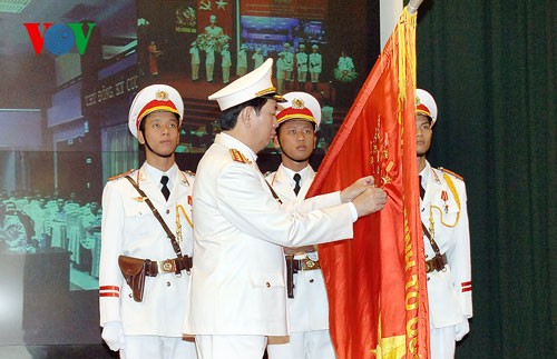 Bộ trưởng Trần Đại Quang gắn danh hiệu Anh hùng LLVT lên lá cờ truyền thống của Trại tạm giam B14