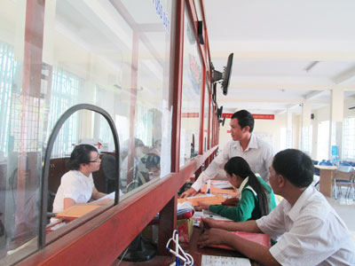 Người dân làm thủ tục cấp giấy chứng nhận quyền sử dụng đất tại Bộ phận một cửa thị xã.