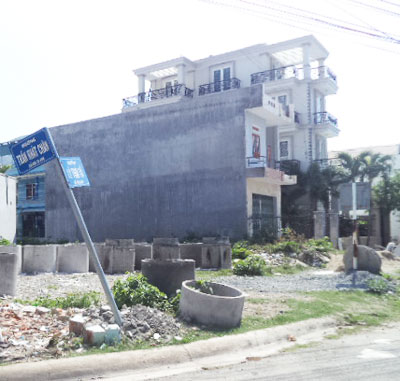 Cột biển tên đường xiêu vẹo