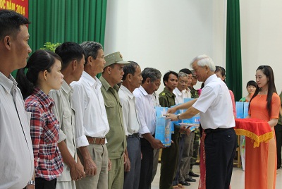 Ông Nguyễn Chiến Thắng trao quà cho các tập thể. 