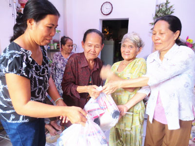 Tặng quà, quan tâm đến hội viên nghèo của Hội Phụ nữ Vĩnh Trường.