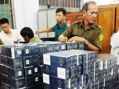 Bắt giữ 2 đối tượng vận chuyển hàng nghìn bao thuốc lá lậu
