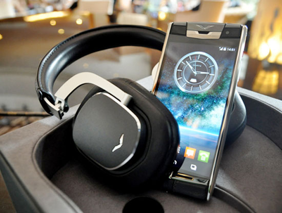 Bộ phụ kiện trị giá vài chục triệu đồng Vertu Signature Touch