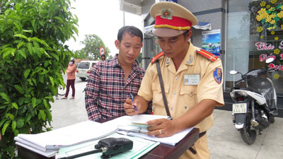 Lập biên bản xử lý người tham gia giao thông vi phạm về tốc độ (Ảnh chụp sáng 19-8 tại đường Trần Quý Cáp).