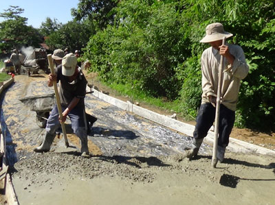 Người dân đóng góp ngày công và hiến đất để kiên cố hóa các công trình giao thông nông thôn. 