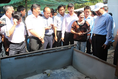 Phó Thủ tướng Vũ Văn Ninh thăm mô hình nuôi rắn mối.