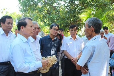 Phó Thủ tướng Vũ Văn Ninh thăm cơ sở mây tre đan lát.