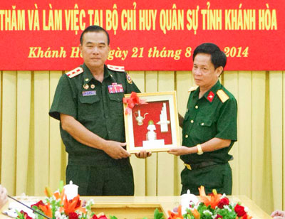 Trung tá Som - Bắt Bon Khăm Kông (bên trái) tặng quà  lưu niệm cho Bộ Chỉ huy Quân sự tỉnh.