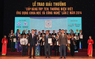 Nhận giải thưởng "Cup vàng top ten Thương hiệu Việt - Ứng dụng khoa học và công nghệ"