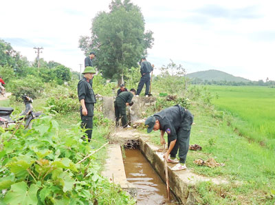 Dọn vệ sinh và nạo vét kênh mương nội đồng.