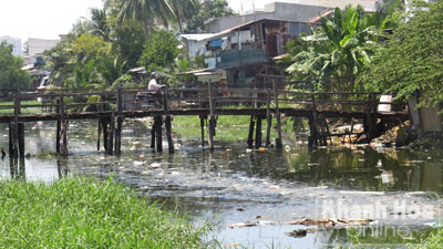 Một khúc sông Kim Bồng tắc nghẹn vì rác thải.