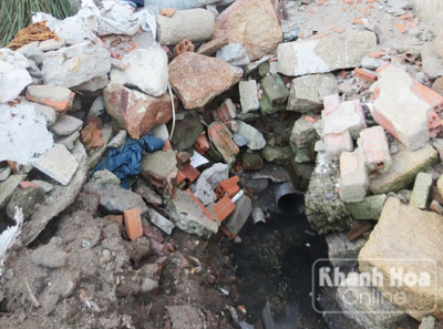 Một đường ống từ nhà dân xả nước thải sinh hoạt trực tiếp xuống sông.