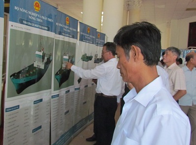 Các đại biểu xem thiết kế mẫu.