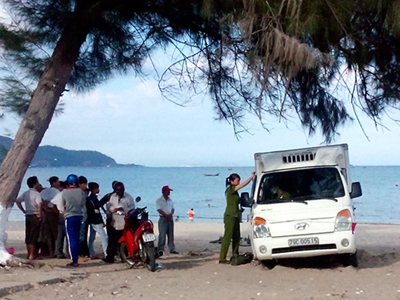 Bỏ lại ô tô trộm cắp trên bãi biển vì bị sa lầy