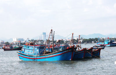 Tàu thuyền của ngư dân neo đậu tại cảng cá Hòn Rớ (xã Phước Đồng, TP. Nha Trang). Ảnh: VĂN GIANG