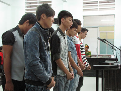 Trai làng giải quyết mâu thuẫn bằng… dao