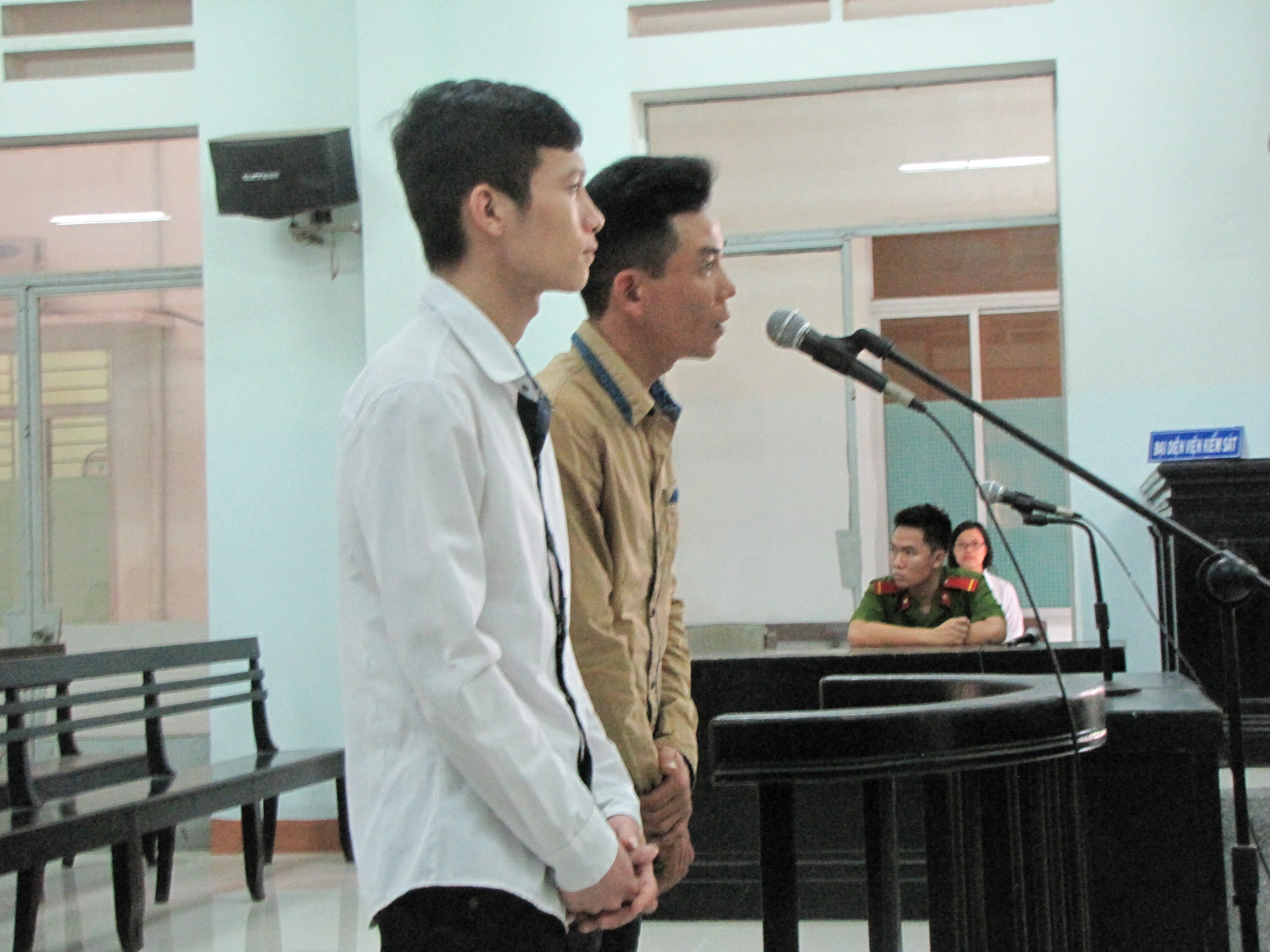 Bị cáo Lê Minh Dũng (bìa trái) và Nguyễn Văn Bình.