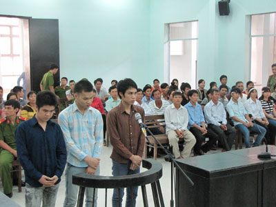Các bị cáo (từ trái qua): Trọng, Hải, Tiến
