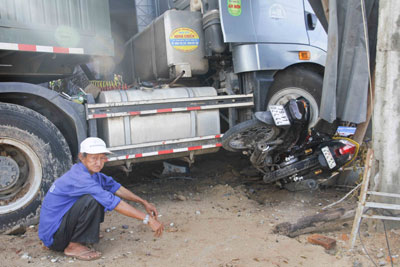 Xe tải lao vào nhà dân