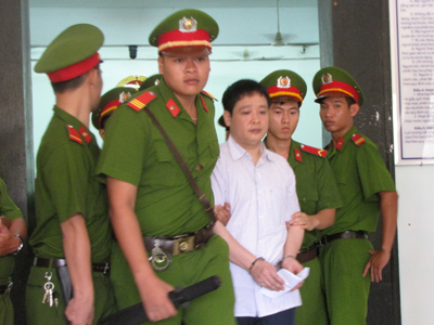 Dẫn giải bị cáo Trần Văn Quang, nguyên Phó phòng Kế hoạch thị trường của Công ty Sửa chữa tàu biển Vinalines.