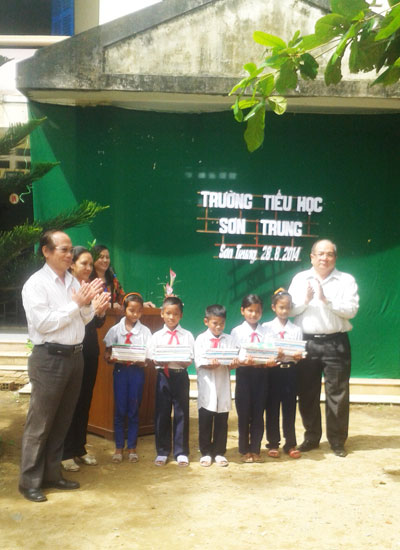 Tặng quà cho các trường xã Sơn Trung