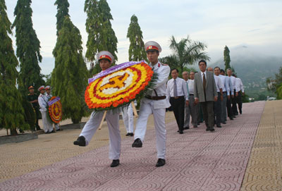 Viếng Nghĩa trang liệt sĩ Hòn Dung và dâng hương tại điện thờ Tháp Trầm Hương