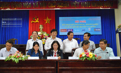 Đại diện Agribank Chi nhánh huyện Vạn Ninh và các doanh nghiệp ký kết hợp đồng tín dụng.