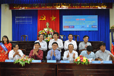 Đại diện BIDV Chi nhánh Khánh Hòa và các doanh nghiệp ký kết hợp đồng tín dụng.