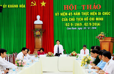 Đồng chí Nguyễn Tấn Tuân chủ trì hội thảo.