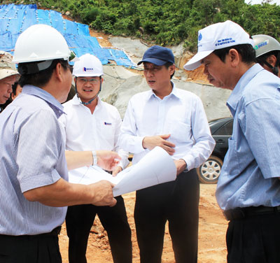 ồng chí Lê Đức Vinh (thứ 3 từ trái sang) kiểm tra tiến độ thi công hầm đường bộ Đèo Cả.