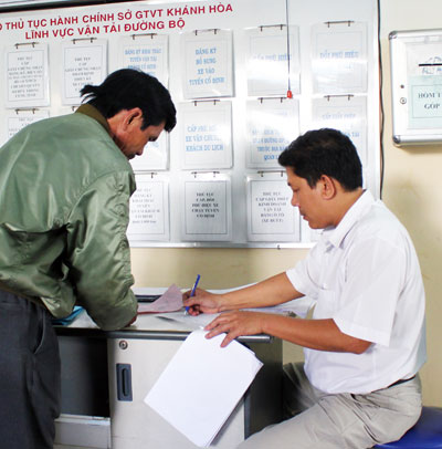 Người dân đến chuyển đổi giấy phép lái xe ô tô bằng vật liệu PET còn hạn chế. Ảnh: CÔNG ĐỊNH