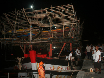 Sau nhiều giờ bị nạn, tàu cá QNa 95889-TS đã được đưa vào bờ an toàn.