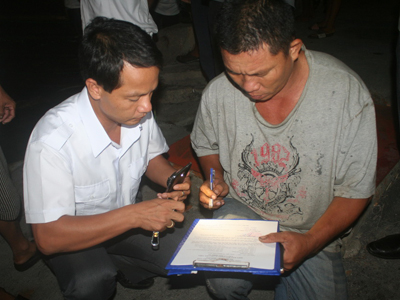 Thuyền trường tàu QNa 95889-TS (phải) ký biên bản bàn giao tàu sau khi được đưa vào cảng Nha Trang.