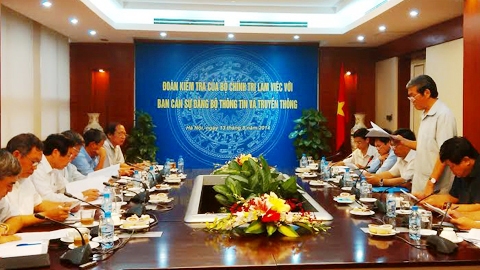 Đoàn Kiểm tra của Bộ Chính trị do đồng chí Đinh Thế Huynh, Ủy viên Bộ Chính trị, Bí thư Trung ương Đảng, Trưởng Ban Tuyên giáo Trung ương dẫn đầu kiểm tra việc thực hiện Nghị quyết Trung ương 4 (khóa XI) tại Đảng bộ Bộ Thông tin và Truyền thông.  (Ảnh: TH)