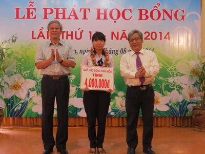 Trao 136 suất học bổng cho học sinh, sinh viên