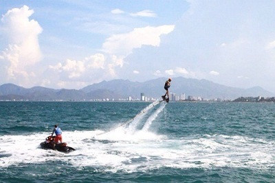 Trò chơi flyboard trên biển Nha Trang.