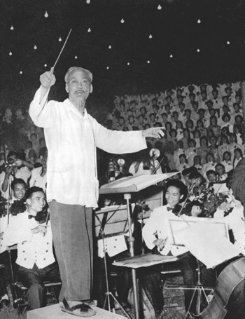 Bác Hồ cầm đũa chỉ huy dàn nhạc và hợp xướng hát bài Kết đoàn vào tối 3/9/1960 tại công viên Bách Thảo, Hà Nội (Ảnh tư liệu)
