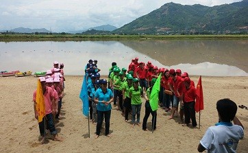 Du khách chơi team building tại KDL Làng Tre.