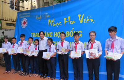 Trao tặng 60 suất học bổng cho học sinh nghèo, hiếu học