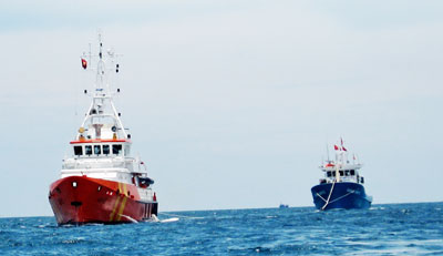 Tàu SAR-413 của VMRCC lai dắt tàu cá vỏ thép Hoàng Anh 01 bị nạn ở vùng biển Hoàng Sa về Cảng Nha Trang. 