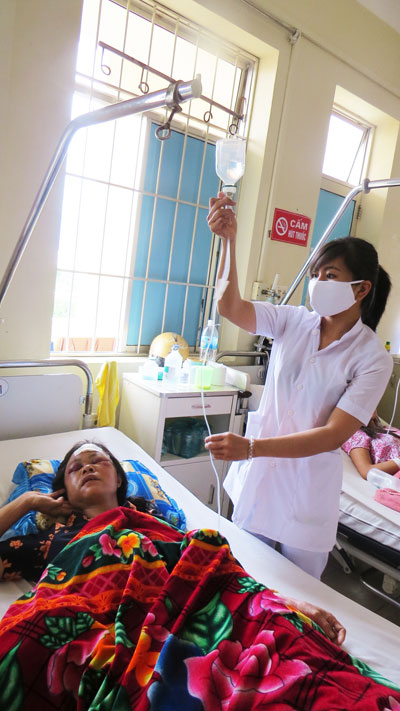 Bệnh nhân bị tai nạn giao thông đang điều trị tại Khoa Ngoại thần kinh Bệnh viện Đa khoa tỉnh.