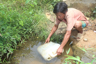 Hàng ngày, anh Cao Khương phải đi lấy nước ở con suối Nhỏ về dùng.