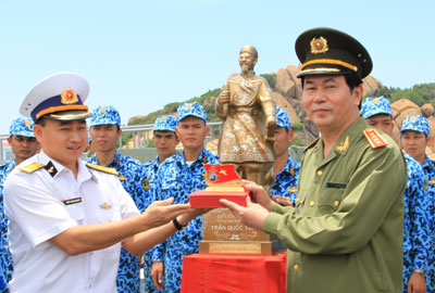 Bộ trưởng Trần Đại Quang (bên phải) trao tặng pho tượng Hưng đạo Đại Vương Trần Quốc Tuấn cho cán bộ chiến sĩ tàu ngầm HQ-182 Hà Nội.