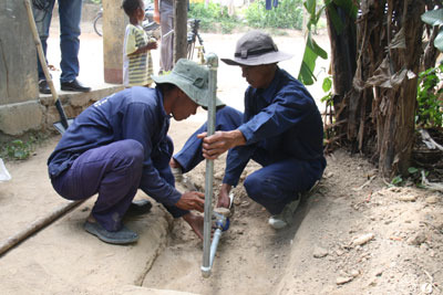 Đơn vị thi công lắp đặt đồng hồ nước đến từng hộ dân. 