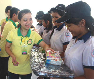 Các bạn trẻ tặng quà cho học sinh người dân tộc Raglai, xã Suối Cát, huyện Cam Lâm.