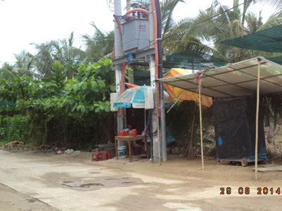 Bán hàng ngay dưới trạm biến áp