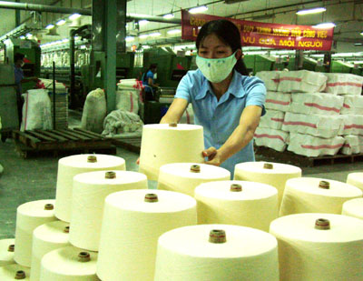 8 tháng, kim ngạch xuất khẩu hàng dệt may tăng 33,3% (Trong ảnh: Sản xuất sợi tại Công ty Cổ phần Dệt may Nha Trang).