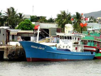 Tàu Hoàng Anh 01 tại cảng Nhà máy Đóng tàu Nha Trang. Ảnh: TRÀNG GIANG