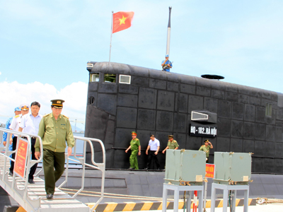 Thăm cán bộ, chiến sĩ tàu ngầm HQ-182 Hà Nội.